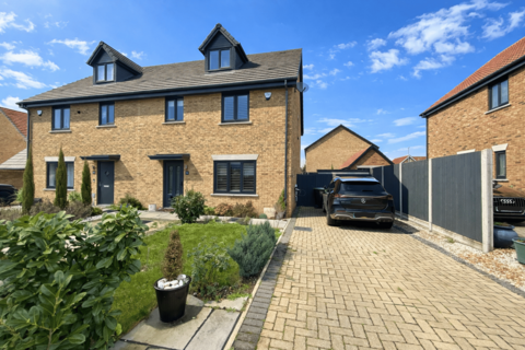 Welchs Close, Henlow, SG16