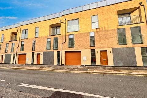 4 bedroom end of terrace house to rent, Station Road, Westcliff-On-Sea