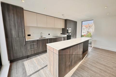 4 bedroom end of terrace house to rent, Station Road, Westcliff-On-Sea
