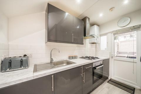 2 bedroom end of terrace house to rent, Derinton Road, London SW17