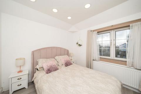 2 bedroom end of terrace house to rent, Derinton Road, London SW17