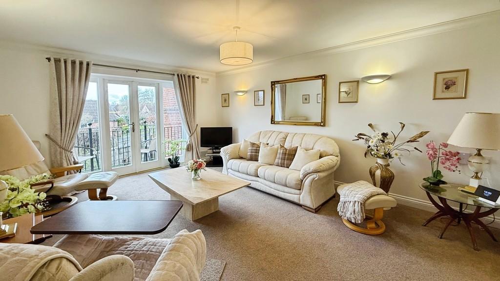 Open plan lounge/dining room