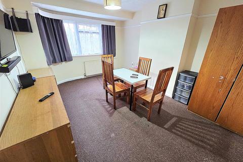 3 bedroom maisonette to rent, Sudbury Croft, Wembley