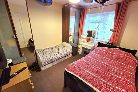 3 bedroom maisonette to rent, Sudbury Croft, Wembley