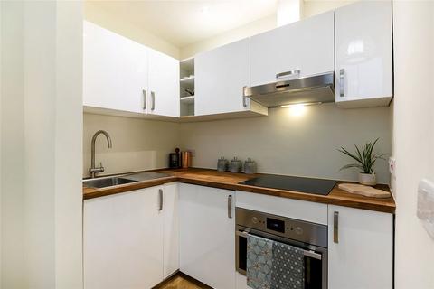 Studio to rent, All Saints Road, London W11