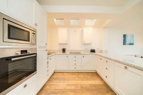 4 bedroom terraced house to rent, Trentham Street, London SW18