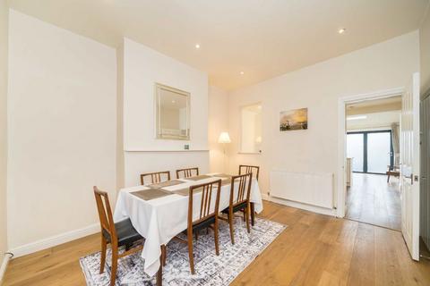 4 bedroom terraced house to rent, Trentham Street, London SW18