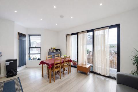 2 bedroom apartment to rent - Woodcote Road, Wallington