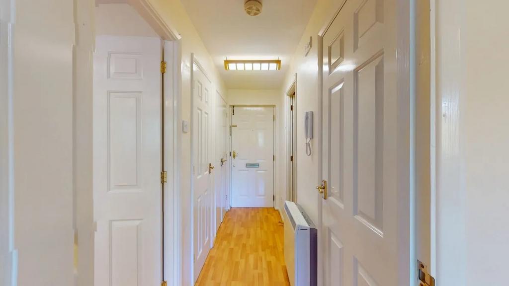 Bright, well-maintained entrance hallway with w...