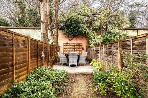 2 bedroom flat for sale, Silver Crescent, London W4