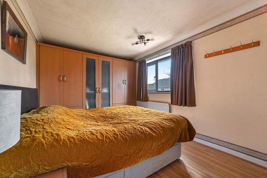 11 Baronia Croft-bedroom3
