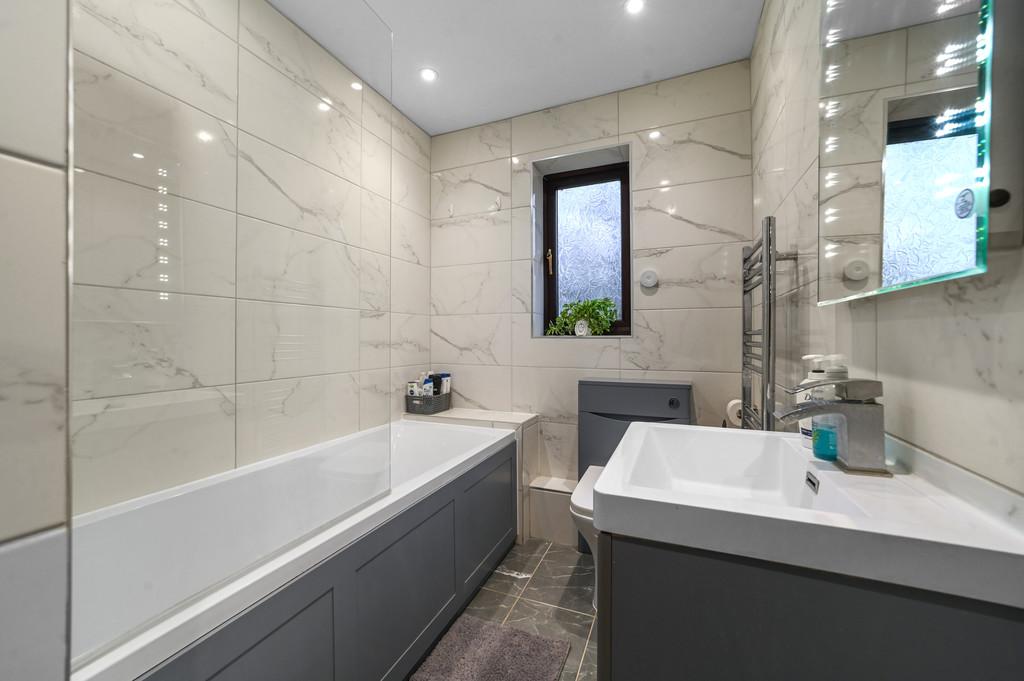 11 Baronia Croft-bathroom (2)