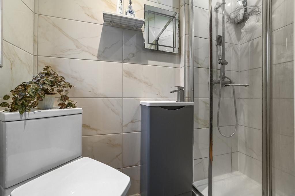 11 Baronia Croft-bathroom
