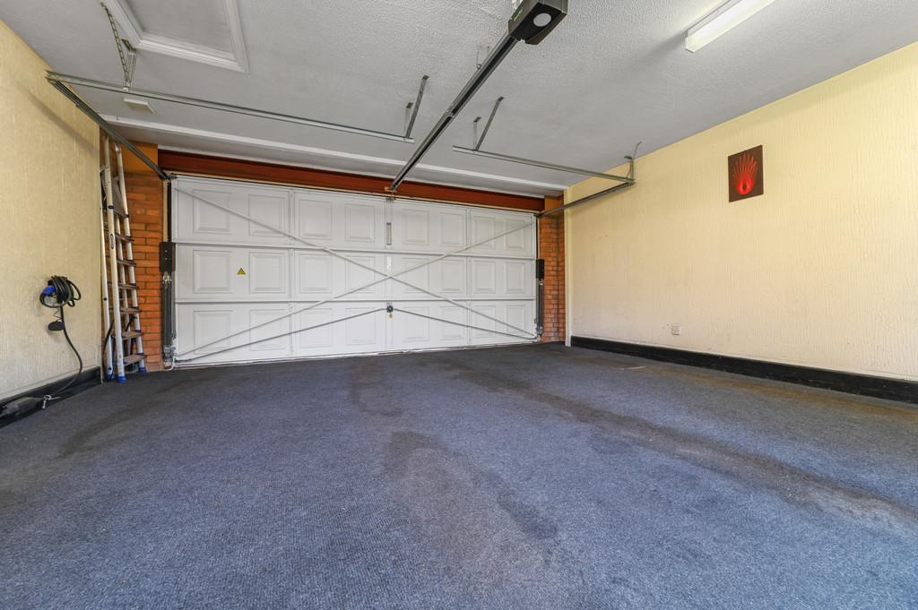 11 Baronia Croft-garage1