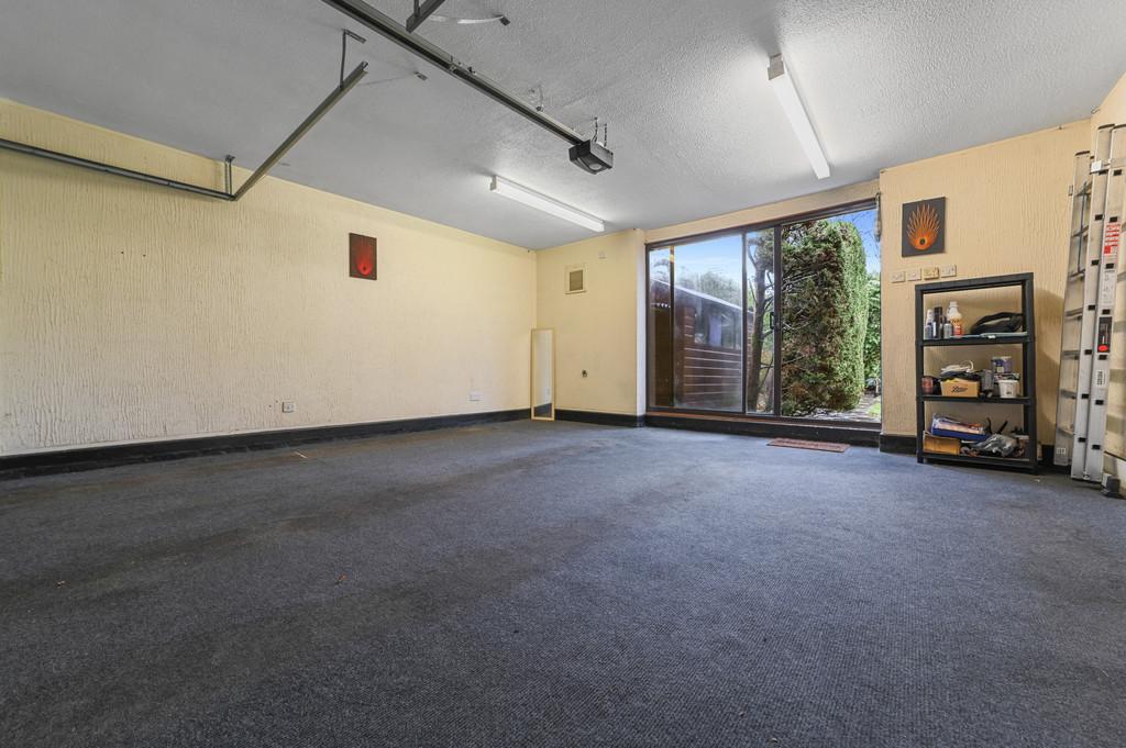 11 Baronia Croft-garage2
