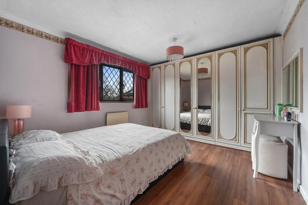 11 Baronia Croft-bedroom