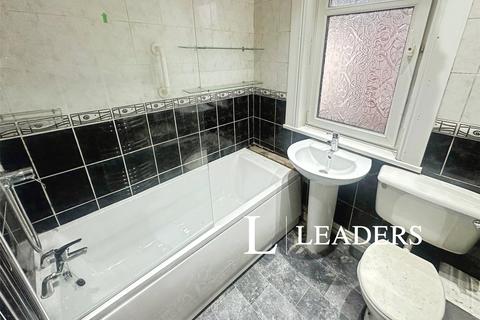 3 bedroom semi-detached house to rent, Claridge Road, ST4