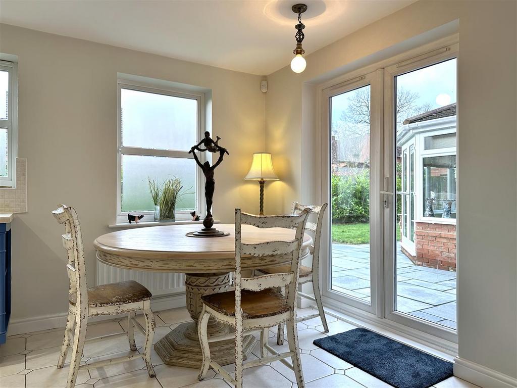 Dual-Aspect Dining Space 454