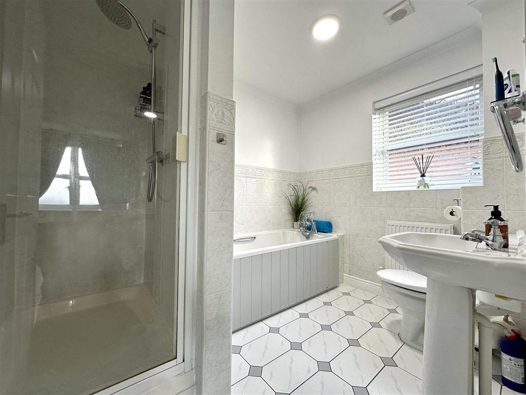 Four-Piece En-Suite Bathroom 353