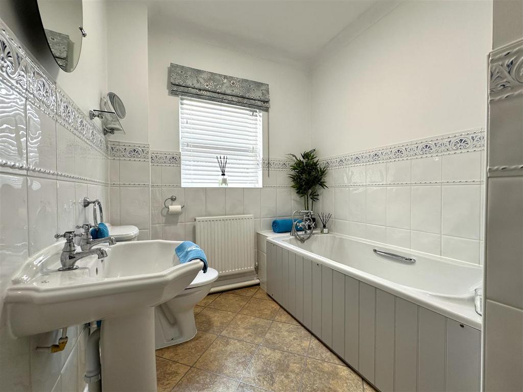 Family Bathroom 400