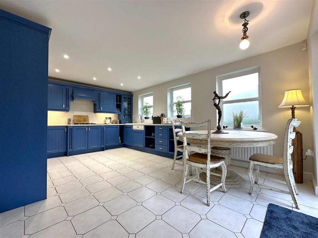 Spacious Dining Kitchen 451