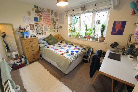 2 bedroom house to rent, Cliff Mount, Leeds