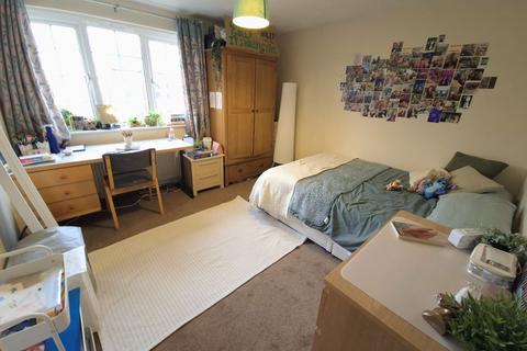 2 bedroom house to rent, Cliff Mount, Leeds