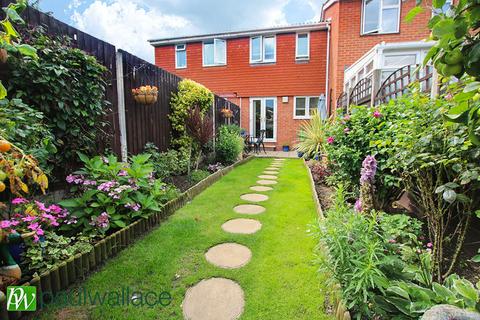 2 bedroom terraced house for sale, Rochford Close, Turnford