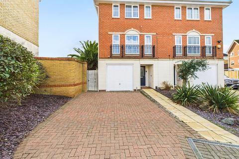 4 bedroom semi-detached house for sale, Bradfords Close, Chatham