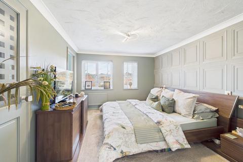4 bedroom semi-detached house for sale, Bradfords Close, Chatham