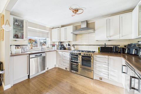 4 bedroom semi-detached house for sale, Bradfords Close, Chatham