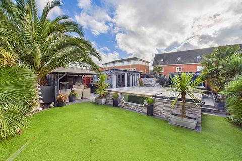 4 bedroom semi-detached house for sale, Bradfords Close, Chatham