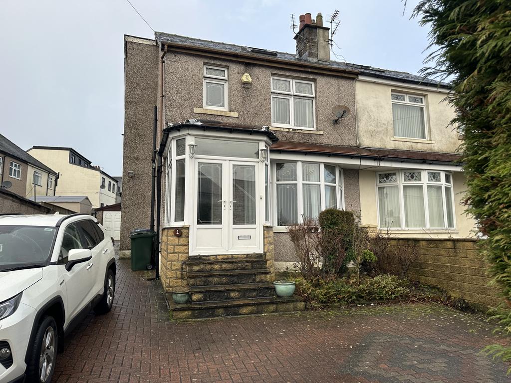 4 bed semi-detached house to rent Lynton Villas,
