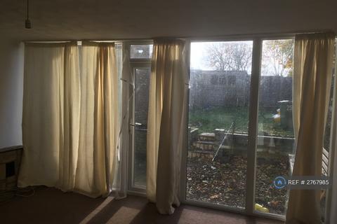 3 bedroom semi-detached house to rent, Mentieth Close, Milton Keynes, MK2
