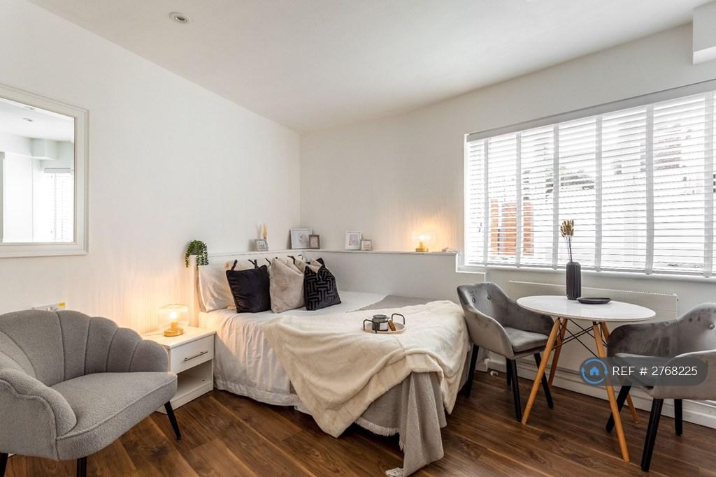 Modern, Quiet And Private Living Space