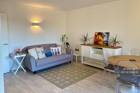 1 bedroom flat to rent, Triangle Apartments, London, E14