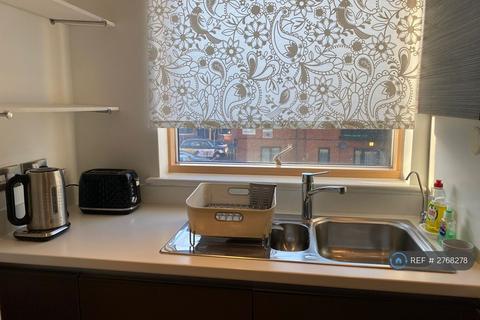 1 bedroom flat to rent, Triangle Apartments, London, E14