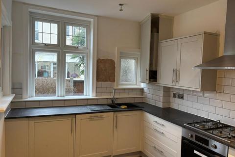 2 bedroom detached house to rent, Heath Park Road, Romford, London, RM2 5UB