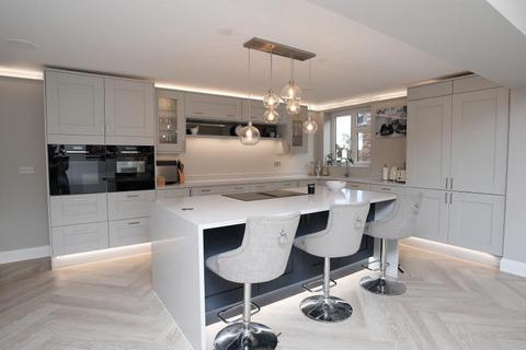 4 bedroom detached house for sale, Vicarage Road, Silsoe, Bedfordshire, MK45 4EF