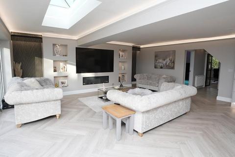 4 bedroom detached house for sale, Vicarage Road, Silsoe, Bedfordshire, MK45 4EF