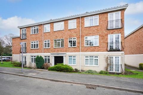 2 bedroom apartment for sale, Gainsborough Court, Station Avenue, Walton On Thames, Surrey, KT12