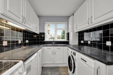 2 bedroom apartment for sale, Gainsborough Court, Station Avenue, Walton On Thames, Surrey, KT12