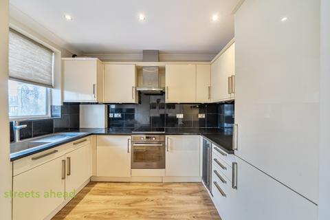 3 bedroom apartment to rent, Woodcote Grove Road, Coulsdon, CR5