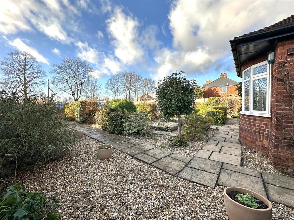 Generous Front Garden 020