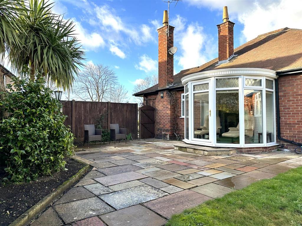 Extensive Paved Seating Area 007