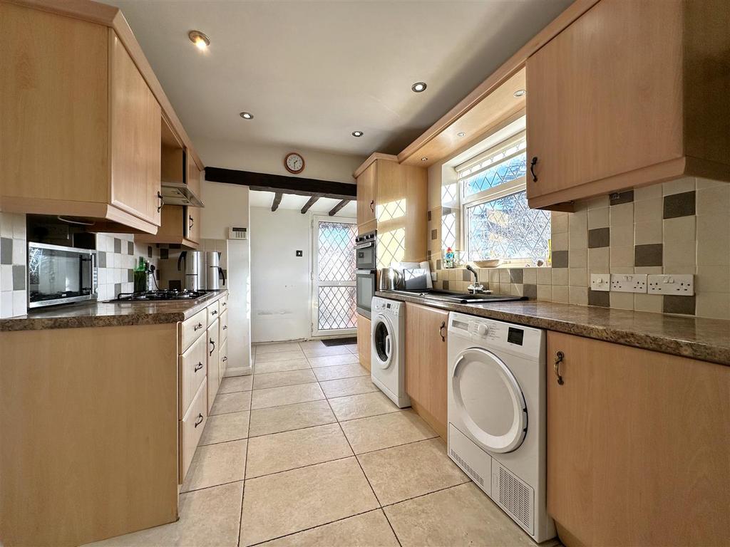 Well-Appointed Kitchen 962
