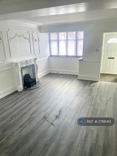 2 bedroom terraced house to rent, Elm Park Avenue, Hornchurch, RM12