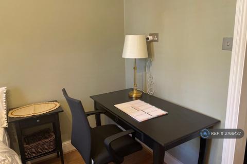 2 bedroom maisonette to rent, Gayville Road, London, SW11