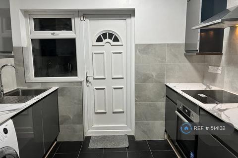 1 bedroom in a house share to rent, Polygon Avenue, Manchester, M13