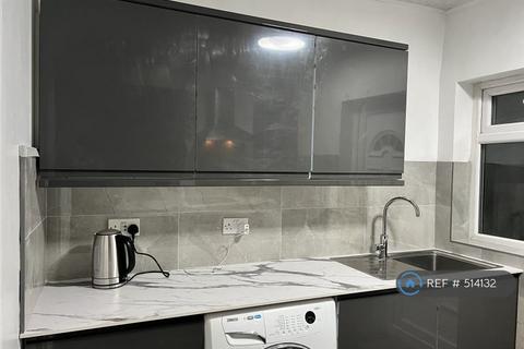 1 bedroom in a house share to rent, Polygon Avenue, Manchester, M13